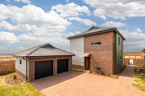Lion Pride houses between Fourways and Lanseria